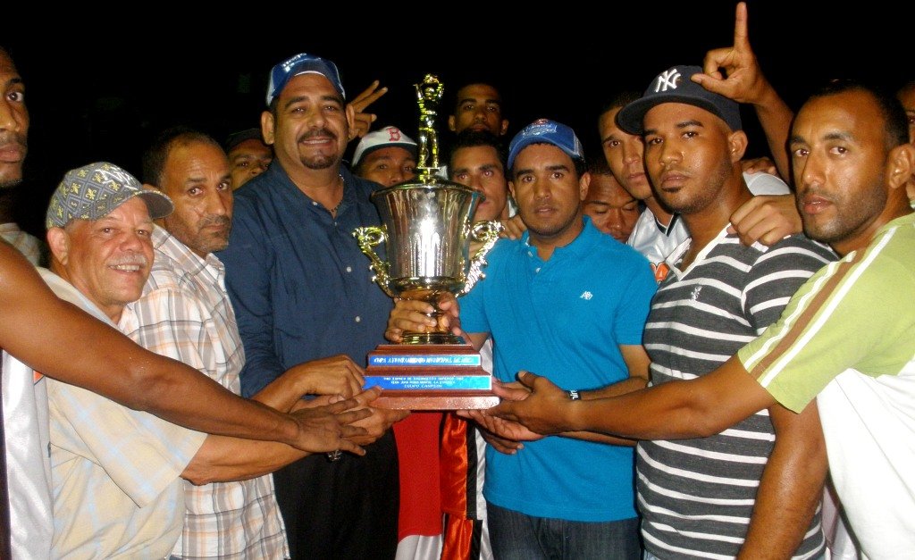 Entrega de la copa a los campeones del Club Juan Pablo Duarte